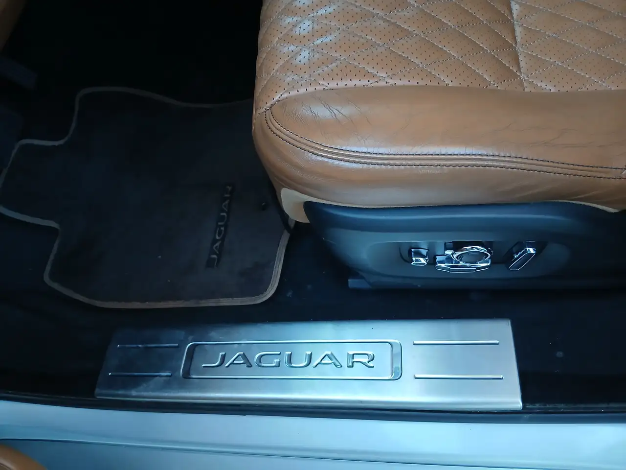 Jaguar XJ photo Jaguar XJ