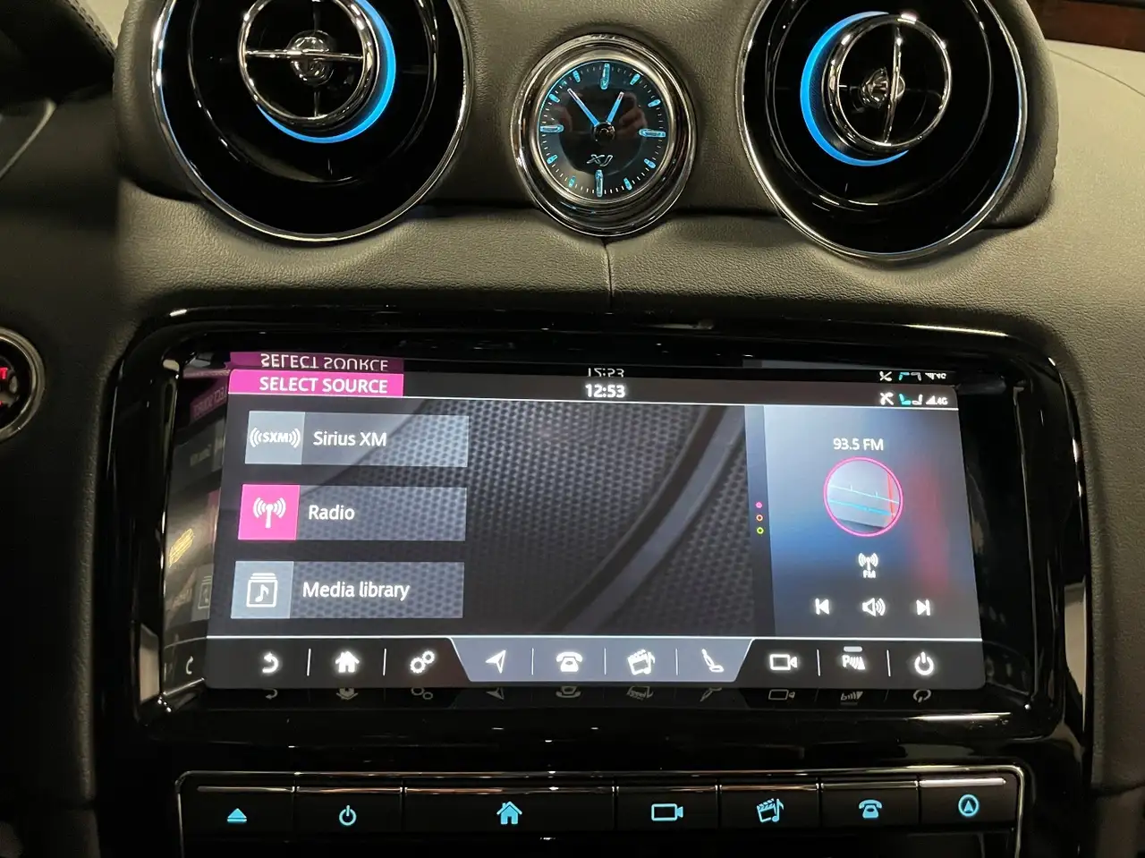 Jaguar XJ снимка Jaguar XJ