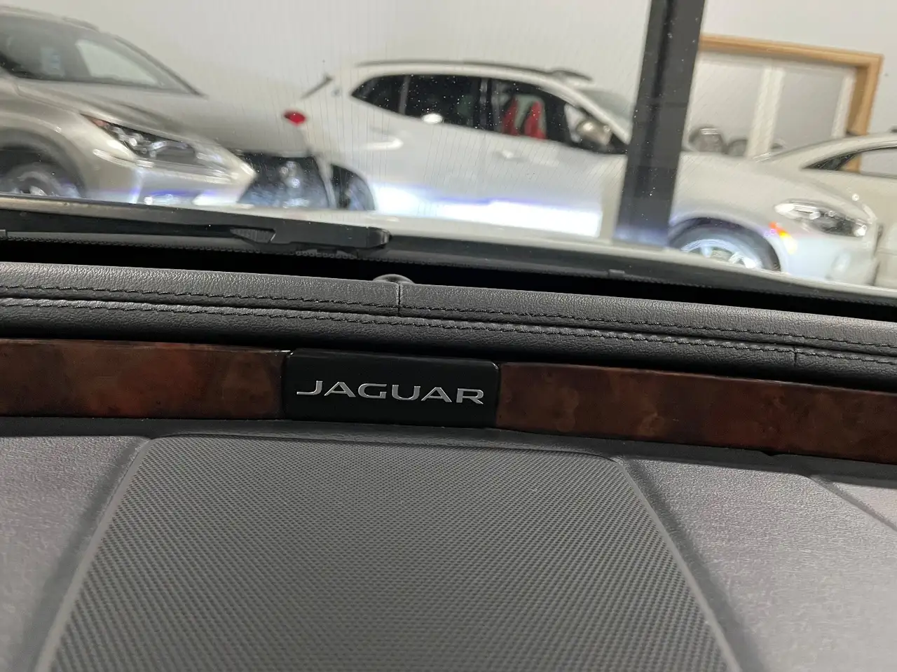 Jaguar XJ снимка Jaguar XJ