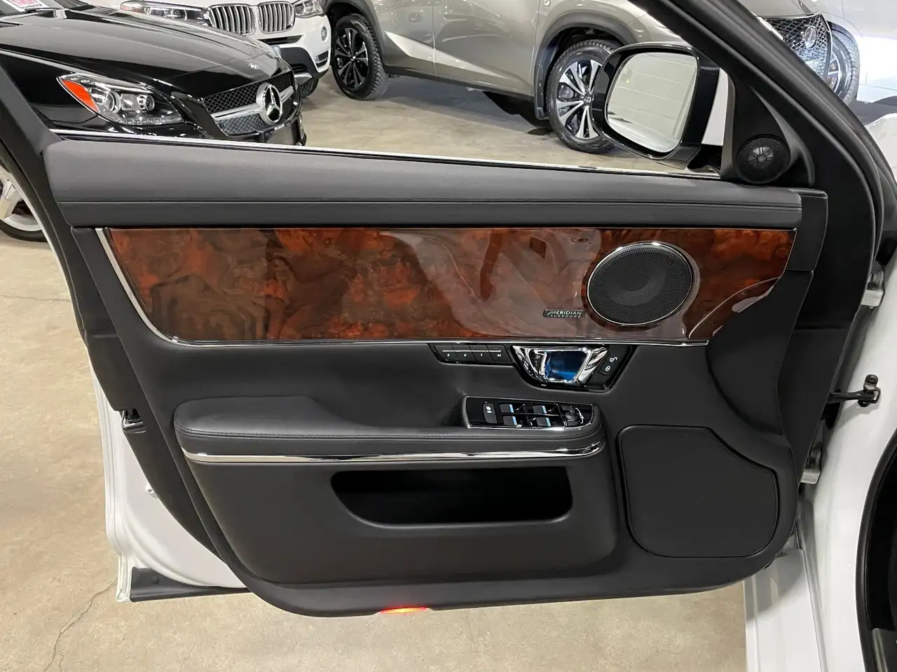 Jaguar XJ снимка Jaguar XJ