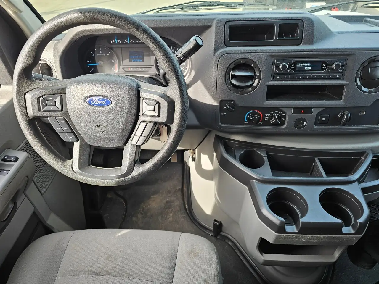 Ford E-Series Cutaway снимка Ford E-Series Cutaway