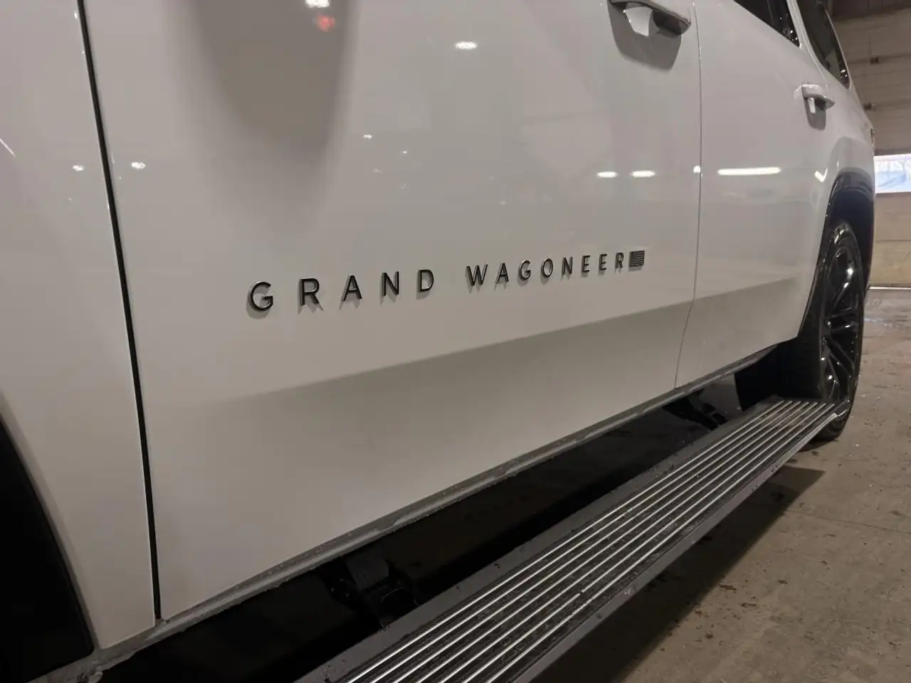 Jeep Grand Wagoneer снимка Jeep Grand Wagoneer