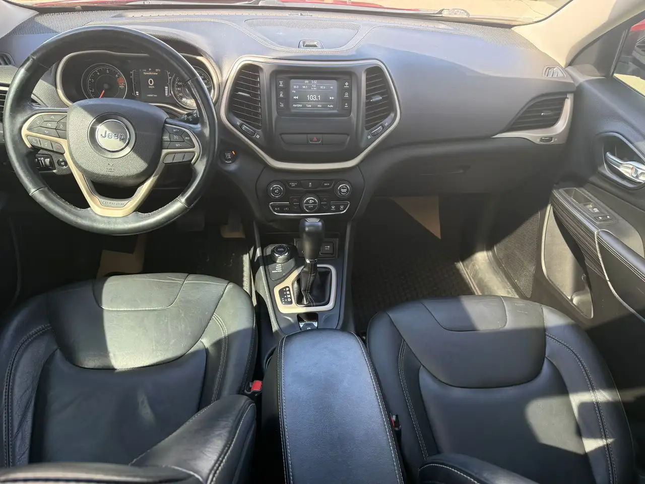 Jeep Cherokee снимка Jeep Cherokee