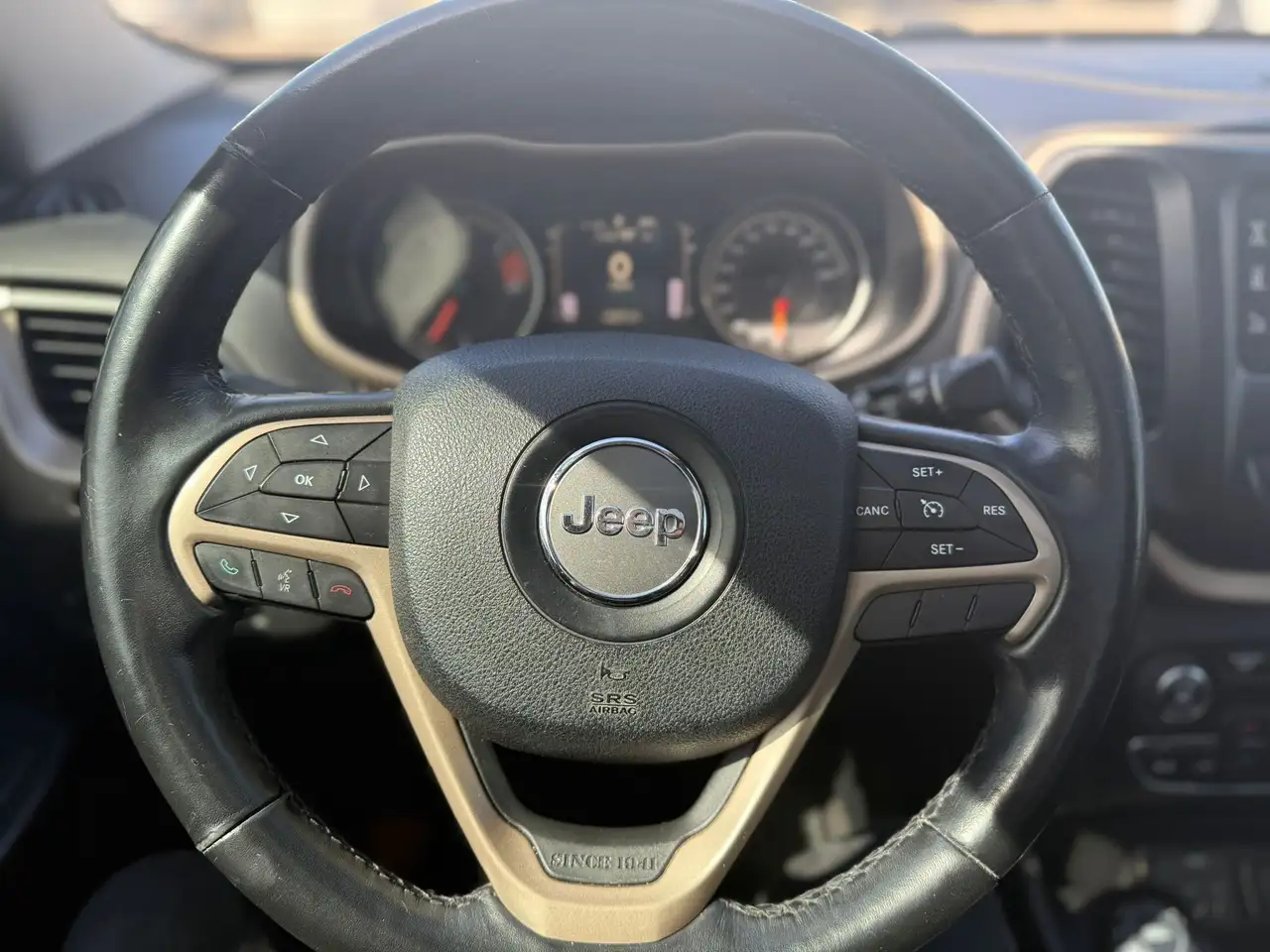Jeep Cherokee снимка Jeep Cherokee