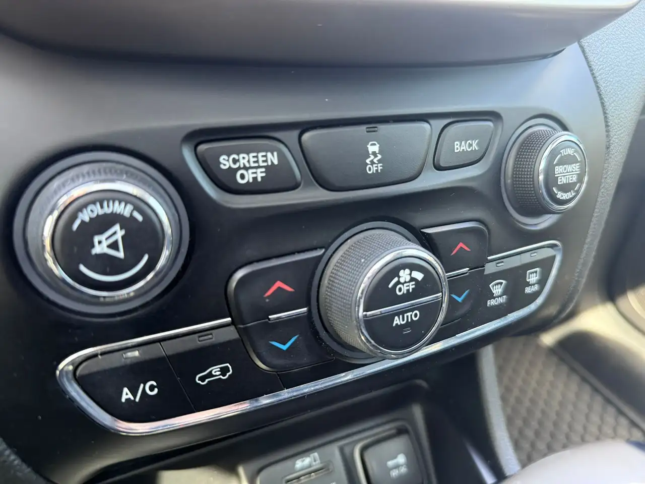Jeep Cherokee снимка Jeep Cherokee