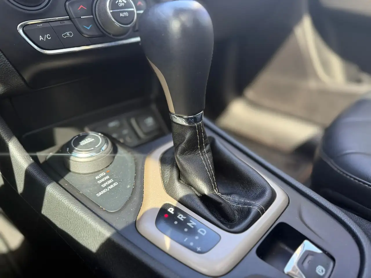 Jeep Cherokee снимка Jeep Cherokee