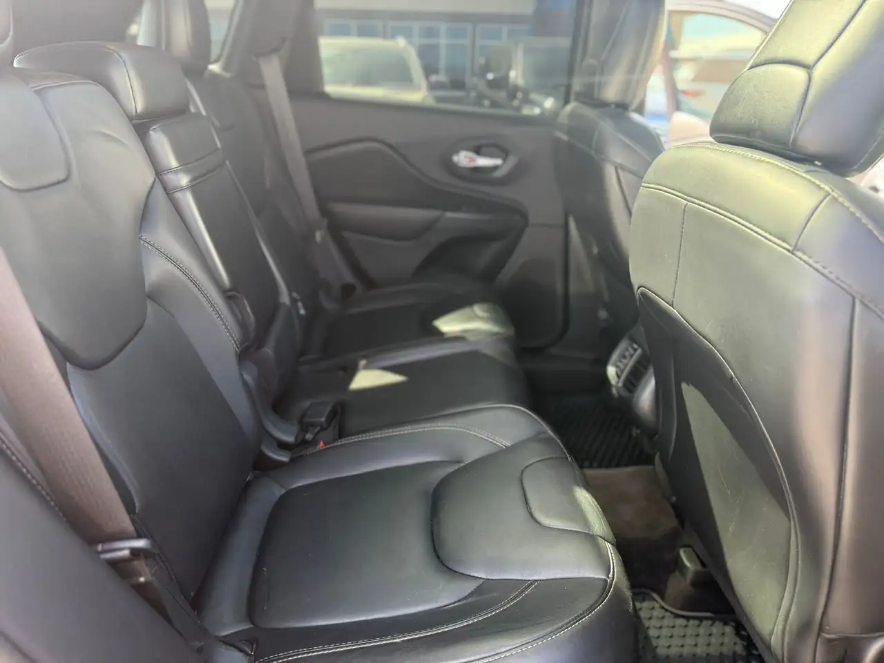 Jeep Cherokee снимка Jeep Cherokee
