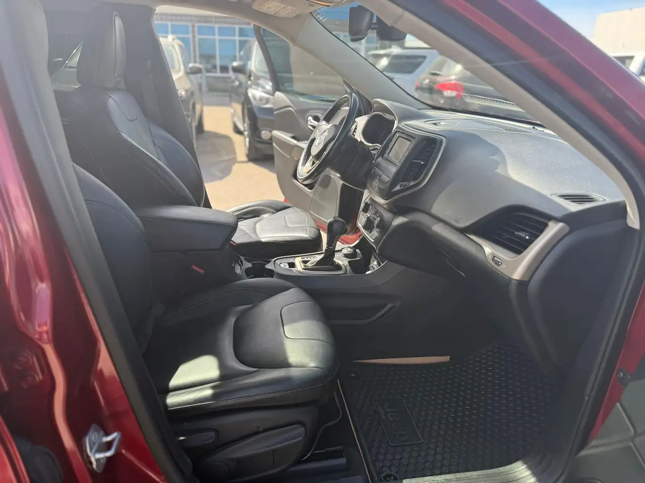 Jeep Cherokee снимка Jeep Cherokee