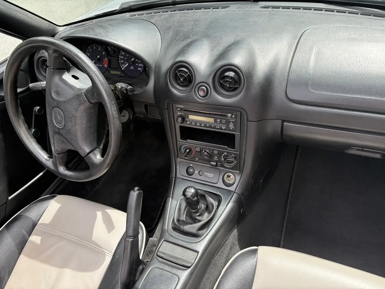 Mazda MX-5 Miata photo Mazda MX-5 Miata