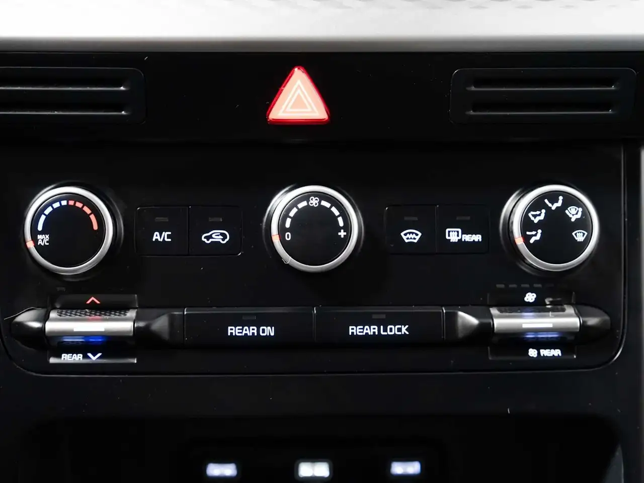 Kia Carnival снимка Kia Carnival