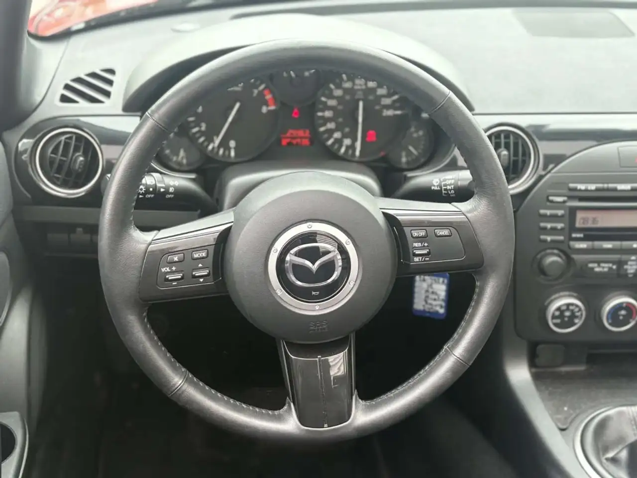 Mazda MX-5 Miata снимка Mazda MX-5 Miata