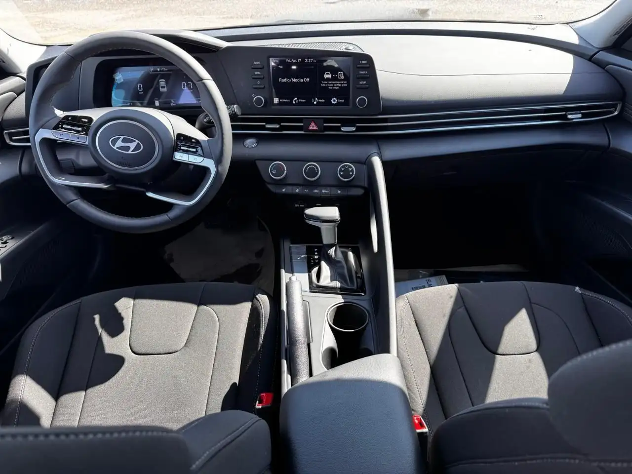 Hyundai ELANTRA photo Hyundai ELANTRA