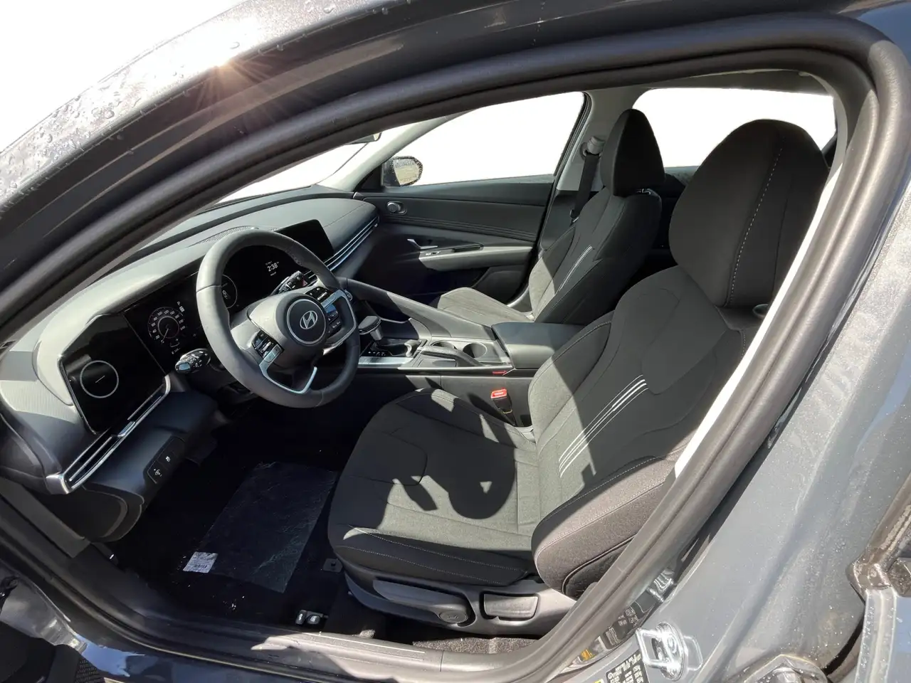Hyundai ELANTRA photo Hyundai ELANTRA