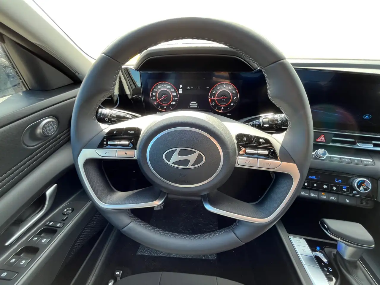 Hyundai ELANTRA photo Hyundai ELANTRA