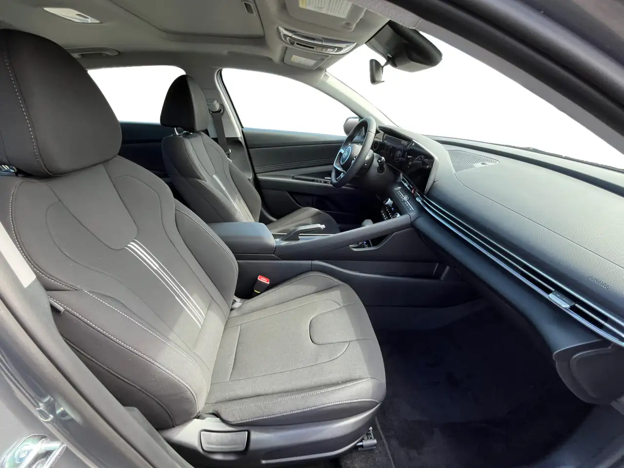 Hyundai ELANTRA photo Hyundai ELANTRA
