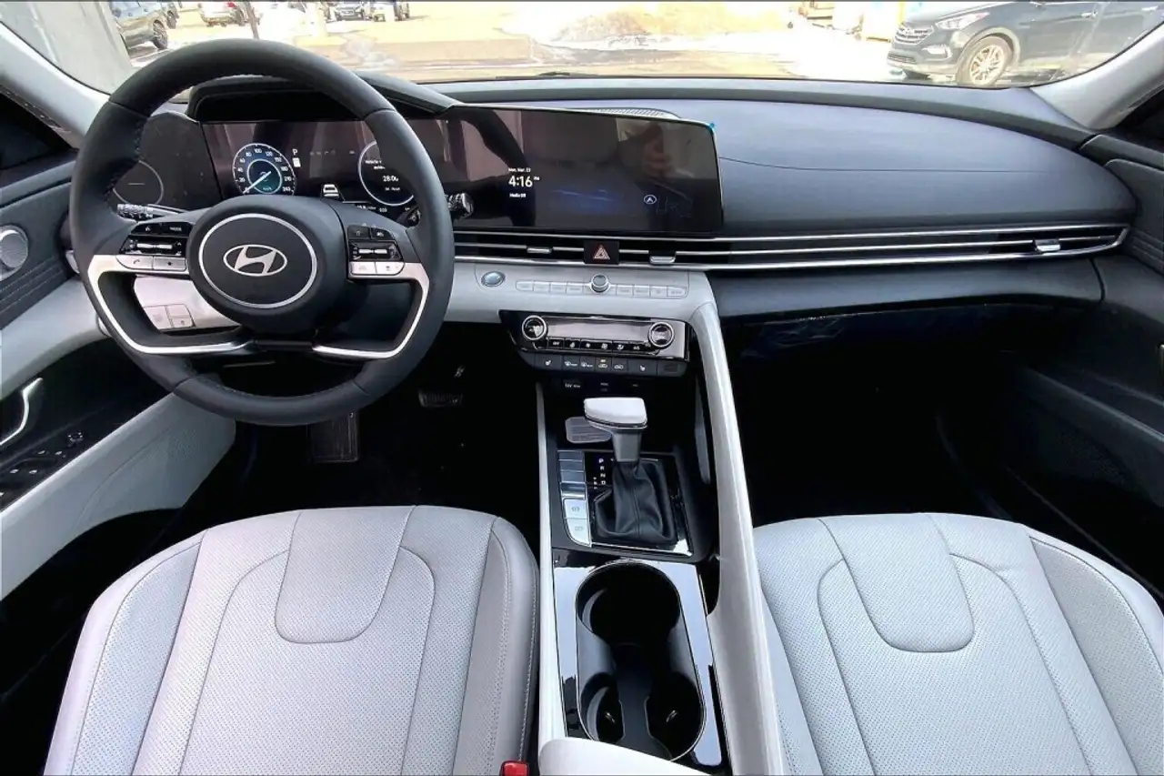 Hyundai ELANTRA снимка Hyundai ELANTRA