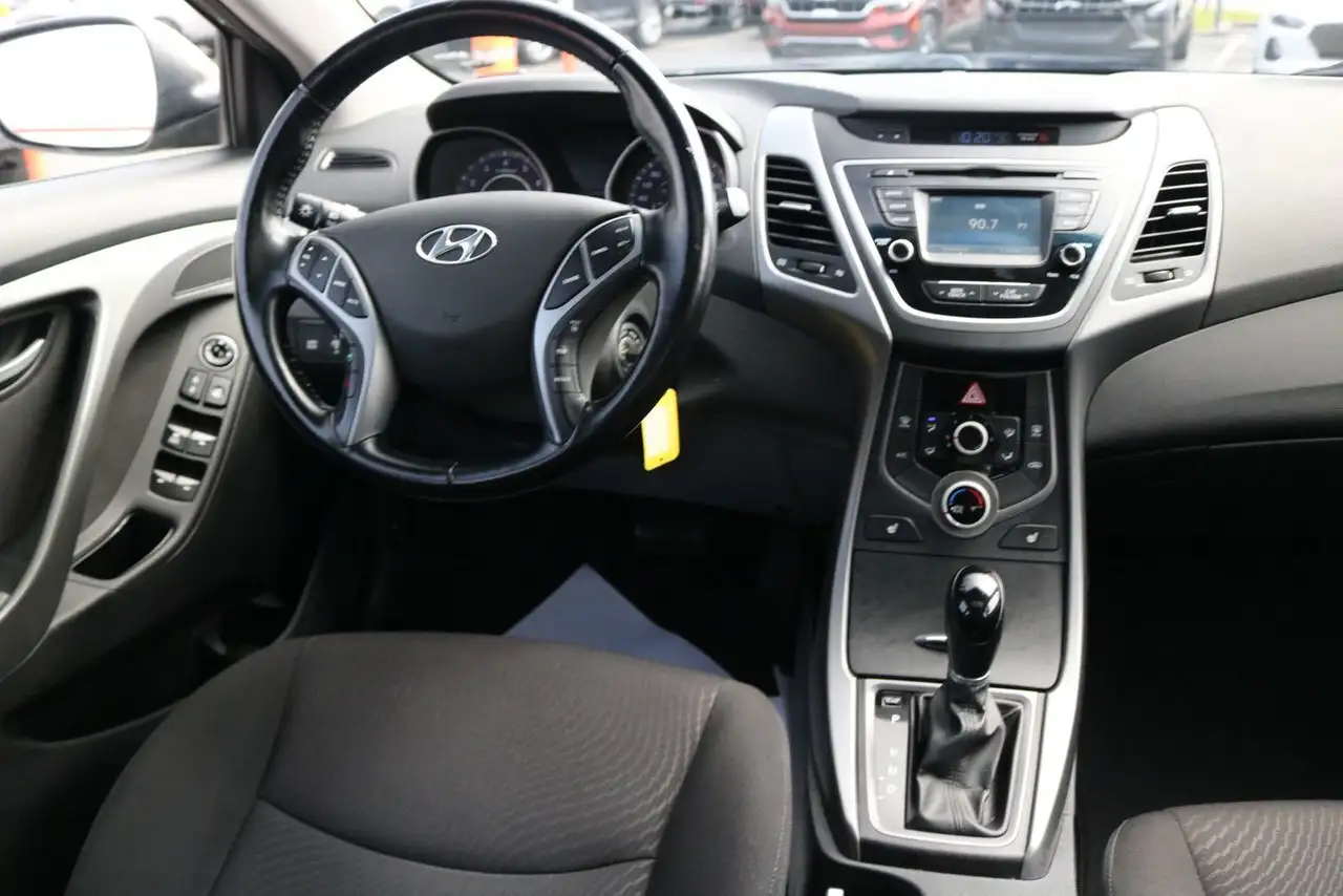 Hyundai ELANTRA снимка Hyundai ELANTRA