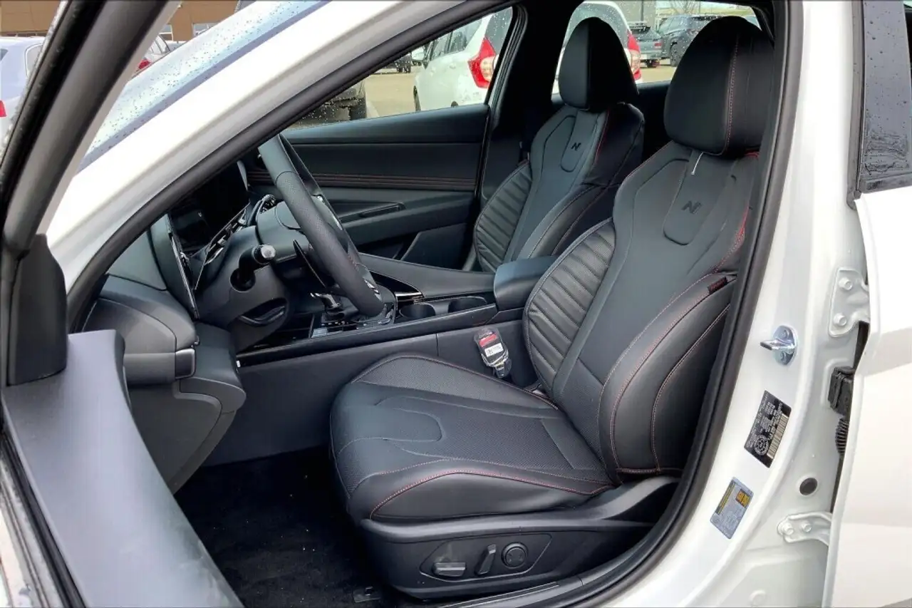 Hyundai ELANTRA photo Hyundai ELANTRA