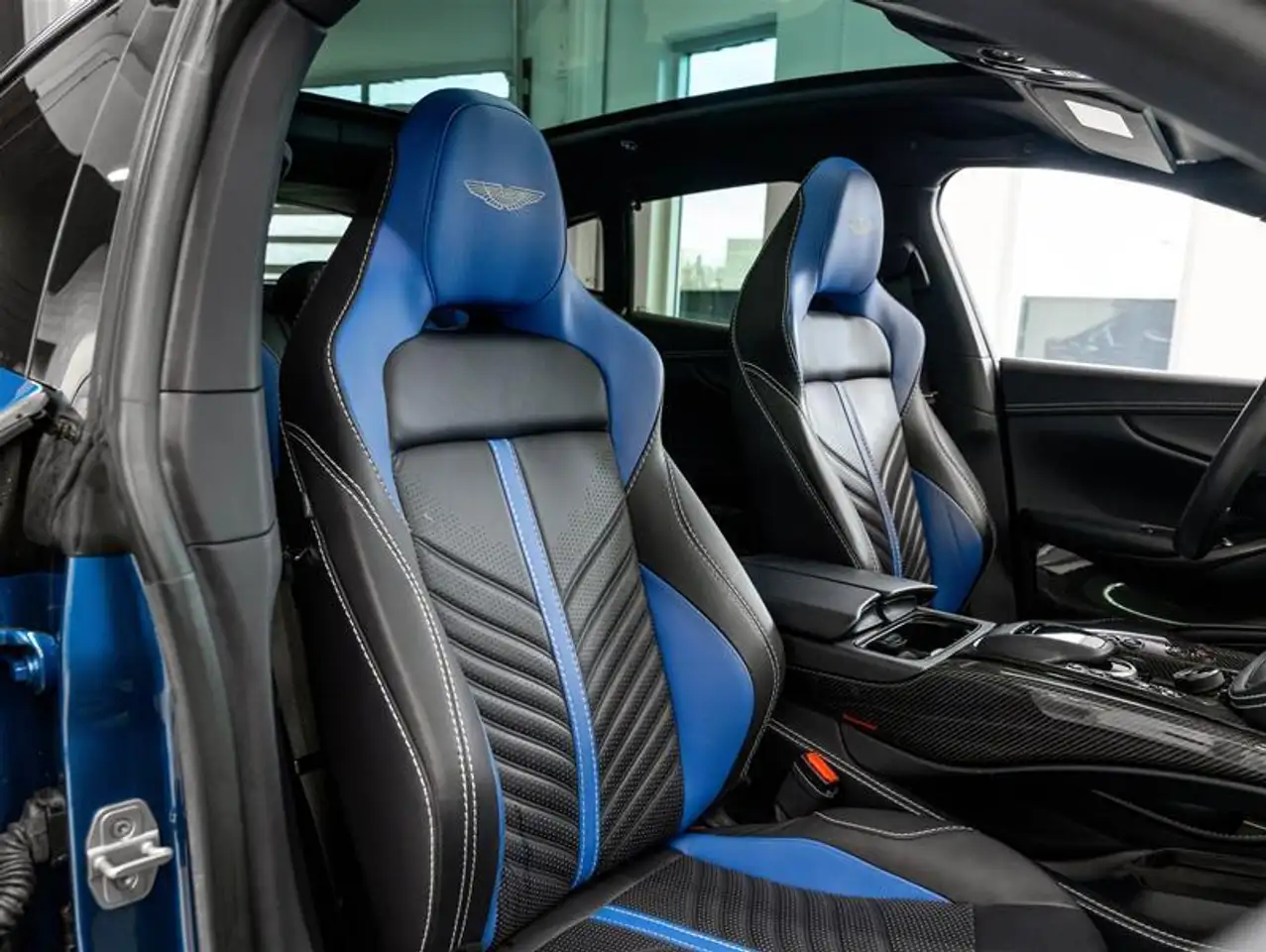 Aston Martin DBX photo Aston Martin DBX
