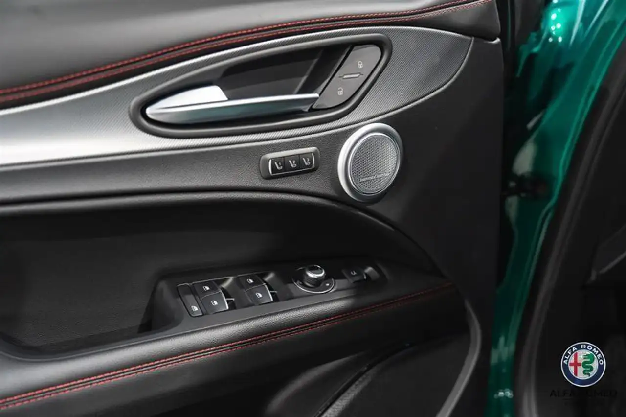 Alfa Romeo Stelvio photo Alfa Romeo Stelvio