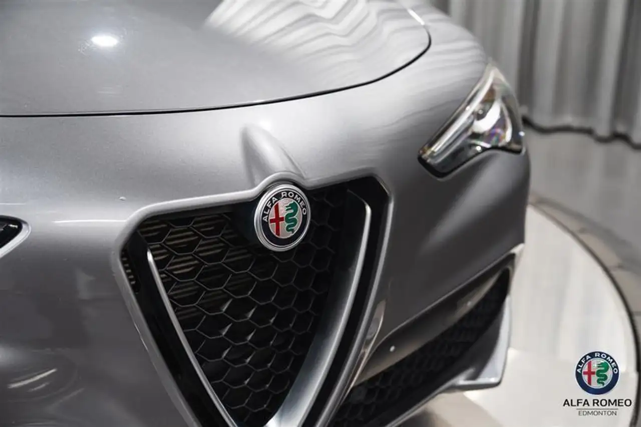 Alfa Romeo Stelvio снимка Alfa Romeo Stelvio