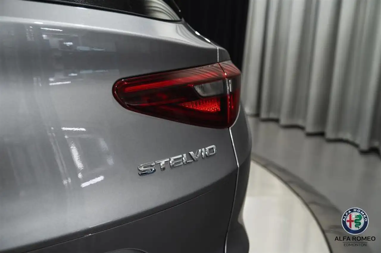 Alfa Romeo Stelvio снимка Alfa Romeo Stelvio