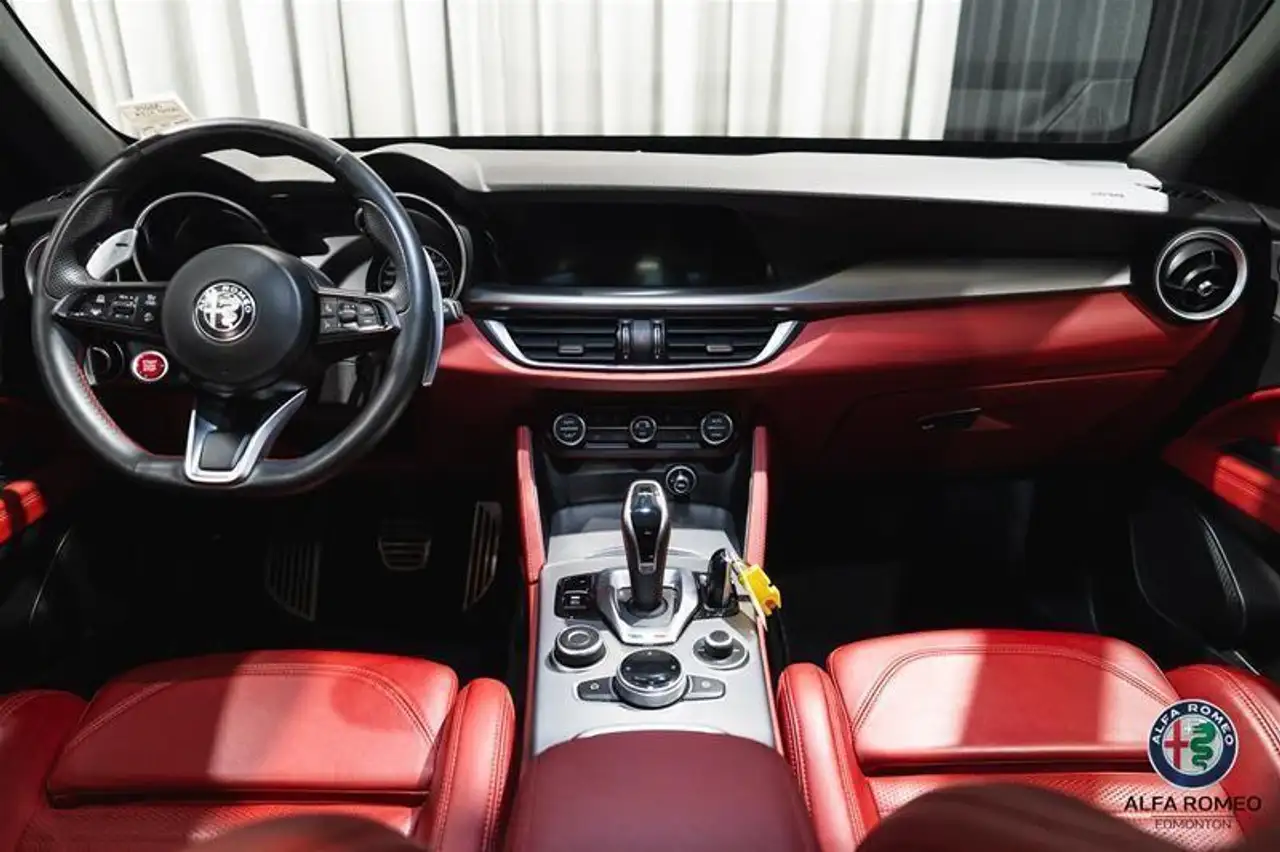 Alfa Romeo Stelvio снимка Alfa Romeo Stelvio