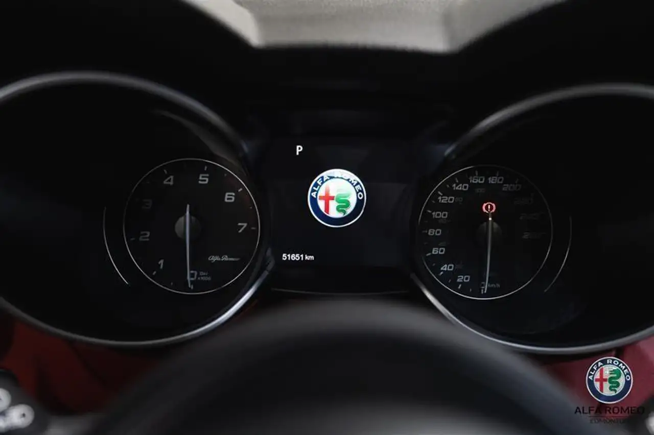 Alfa Romeo Stelvio снимка Alfa Romeo Stelvio