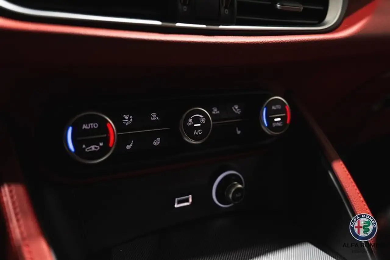 Alfa Romeo Stelvio снимка Alfa Romeo Stelvio