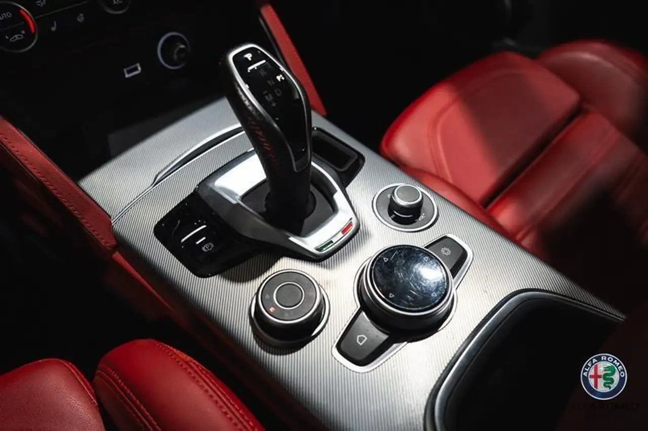 Alfa Romeo Stelvio снимка Alfa Romeo Stelvio