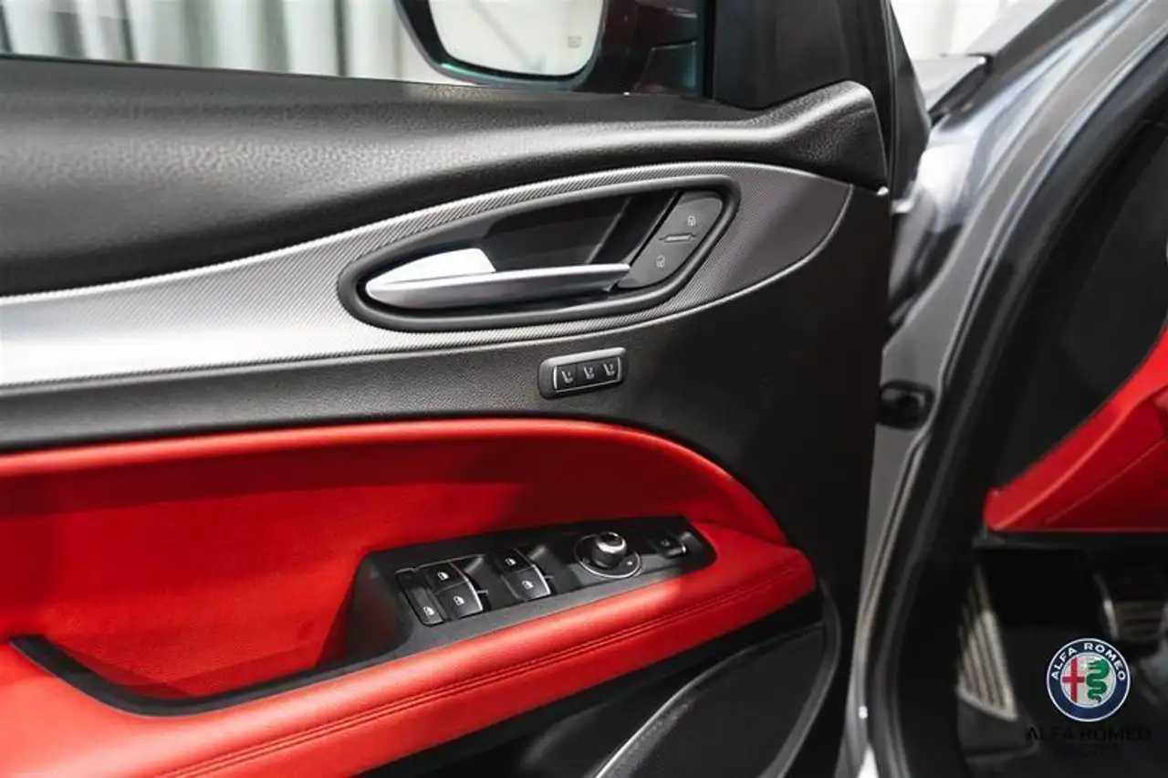 Alfa Romeo Stelvio снимка Alfa Romeo Stelvio