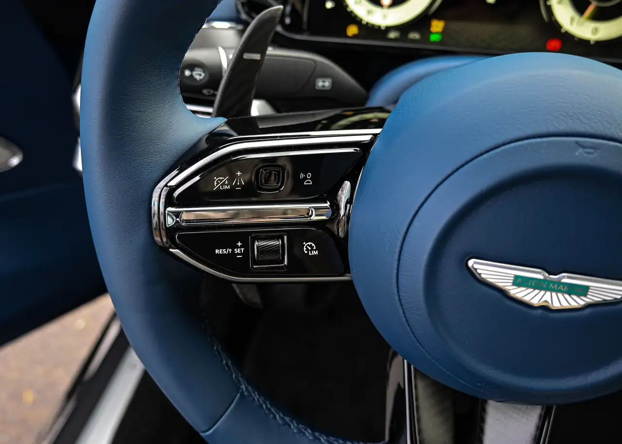 Aston Martin Vantage снимка Aston Martin Vantage
