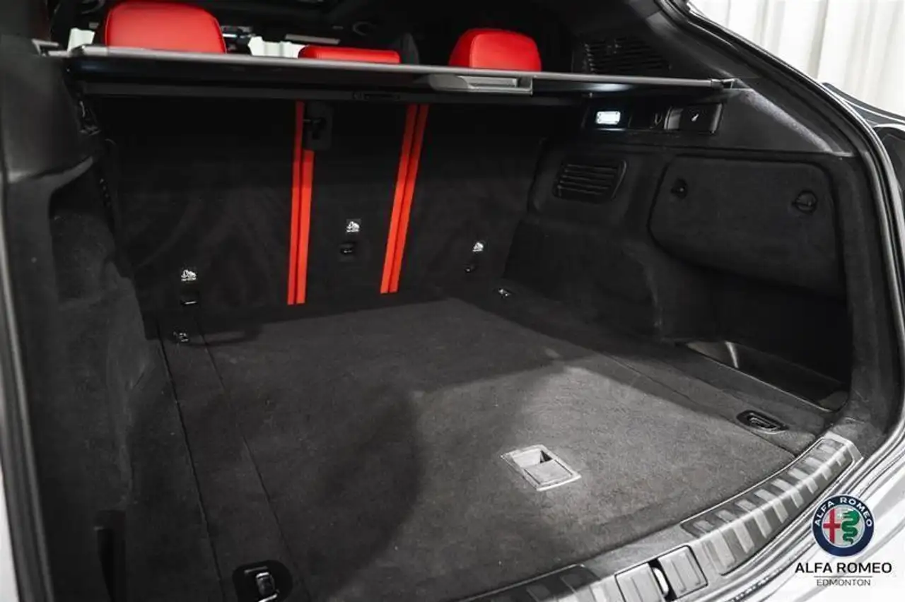 Alfa Romeo Stelvio снимка Alfa Romeo Stelvio
