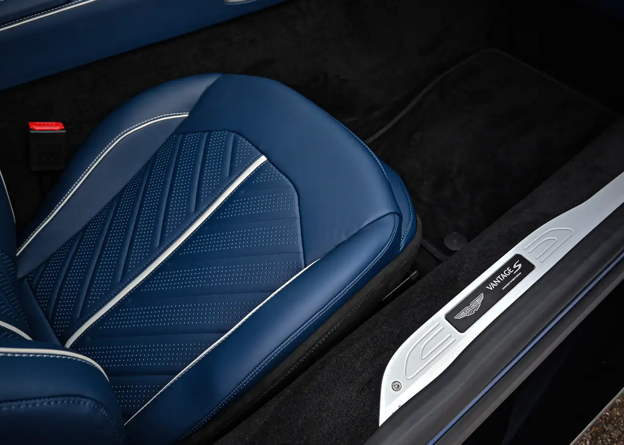 Aston Martin Vantage снимка Aston Martin Vantage