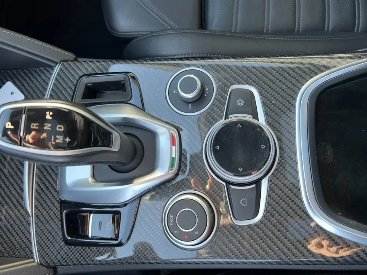 Alfa Romeo Stelvio снимка Alfa Romeo Stelvio