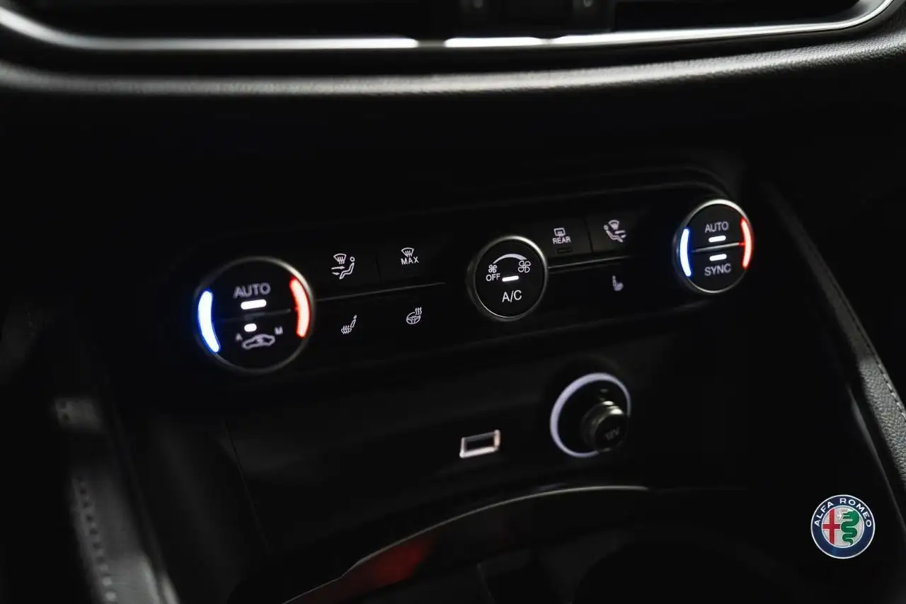 Alfa Romeo Stelvio снимка Alfa Romeo Stelvio