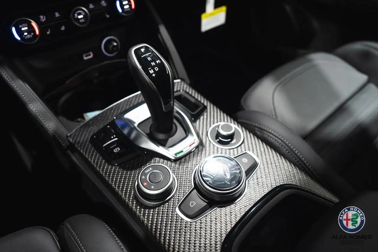 Alfa Romeo Stelvio снимка Alfa Romeo Stelvio