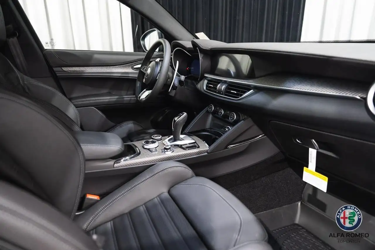 Alfa Romeo Stelvio снимка Alfa Romeo Stelvio