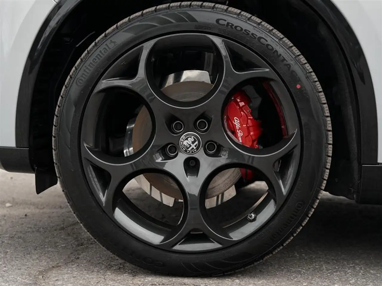 Alfa Romeo Stelvio снимка Alfa Romeo Stelvio