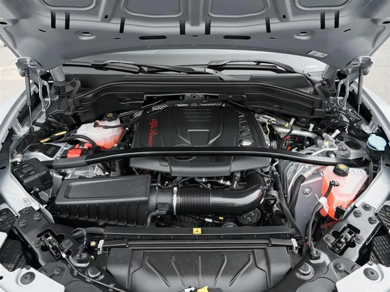 Alfa Romeo Stelvio снимка Alfa Romeo Stelvio