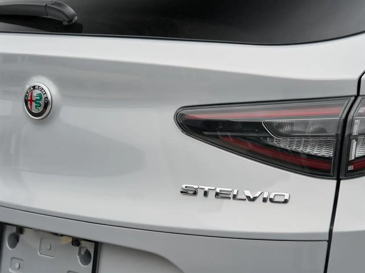 Alfa Romeo Stelvio снимка Alfa Romeo Stelvio