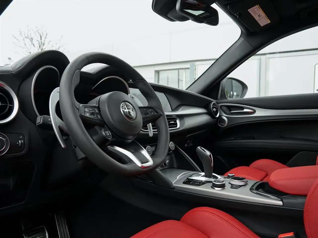 Alfa Romeo Stelvio снимка Alfa Romeo Stelvio