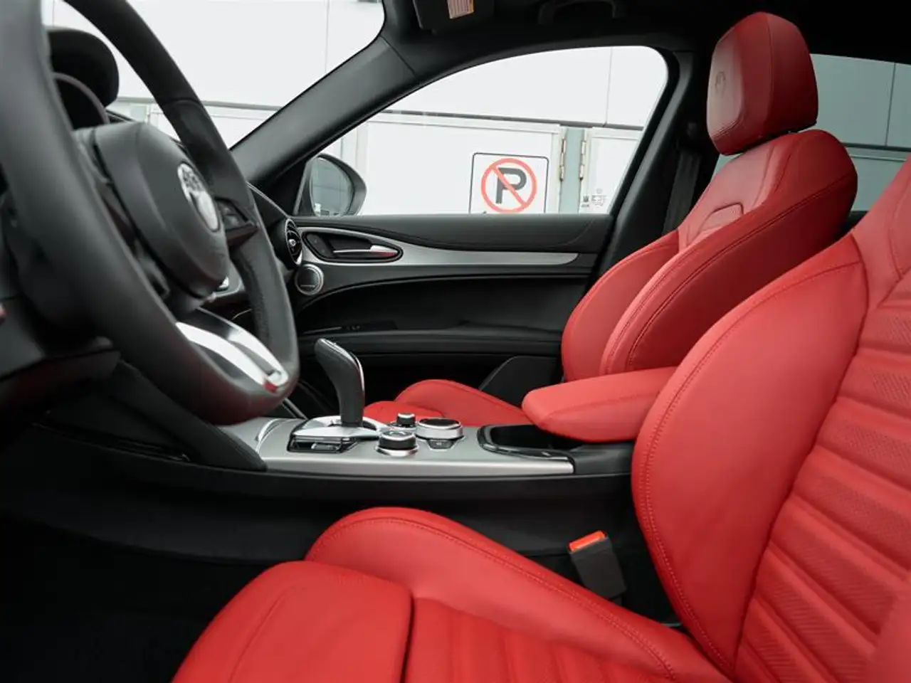 Alfa Romeo Stelvio снимка Alfa Romeo Stelvio