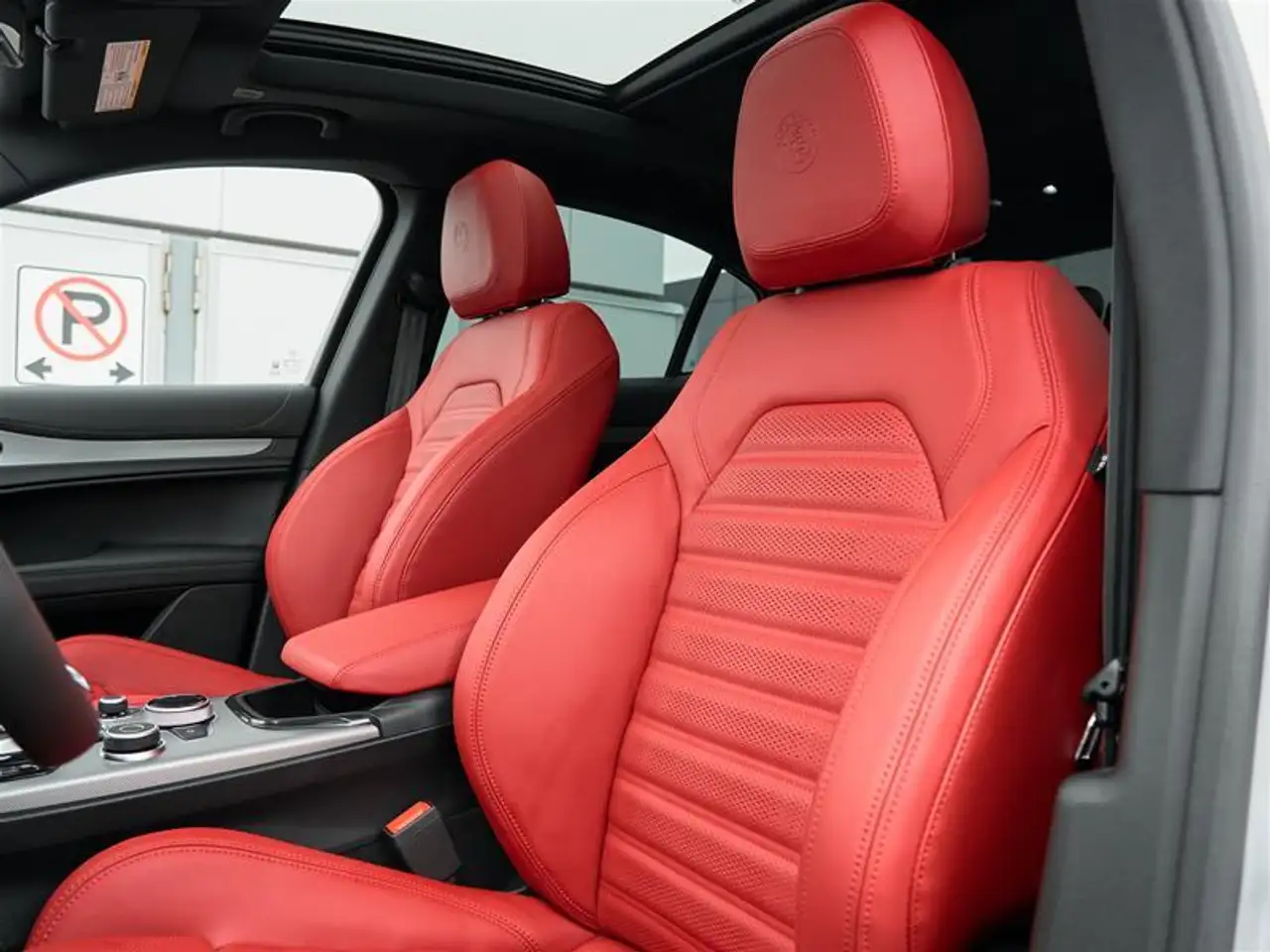 Alfa Romeo Stelvio снимка Alfa Romeo Stelvio