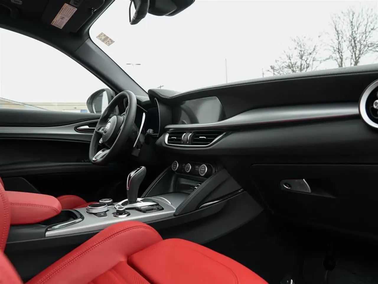 Alfa Romeo Stelvio снимка Alfa Romeo Stelvio