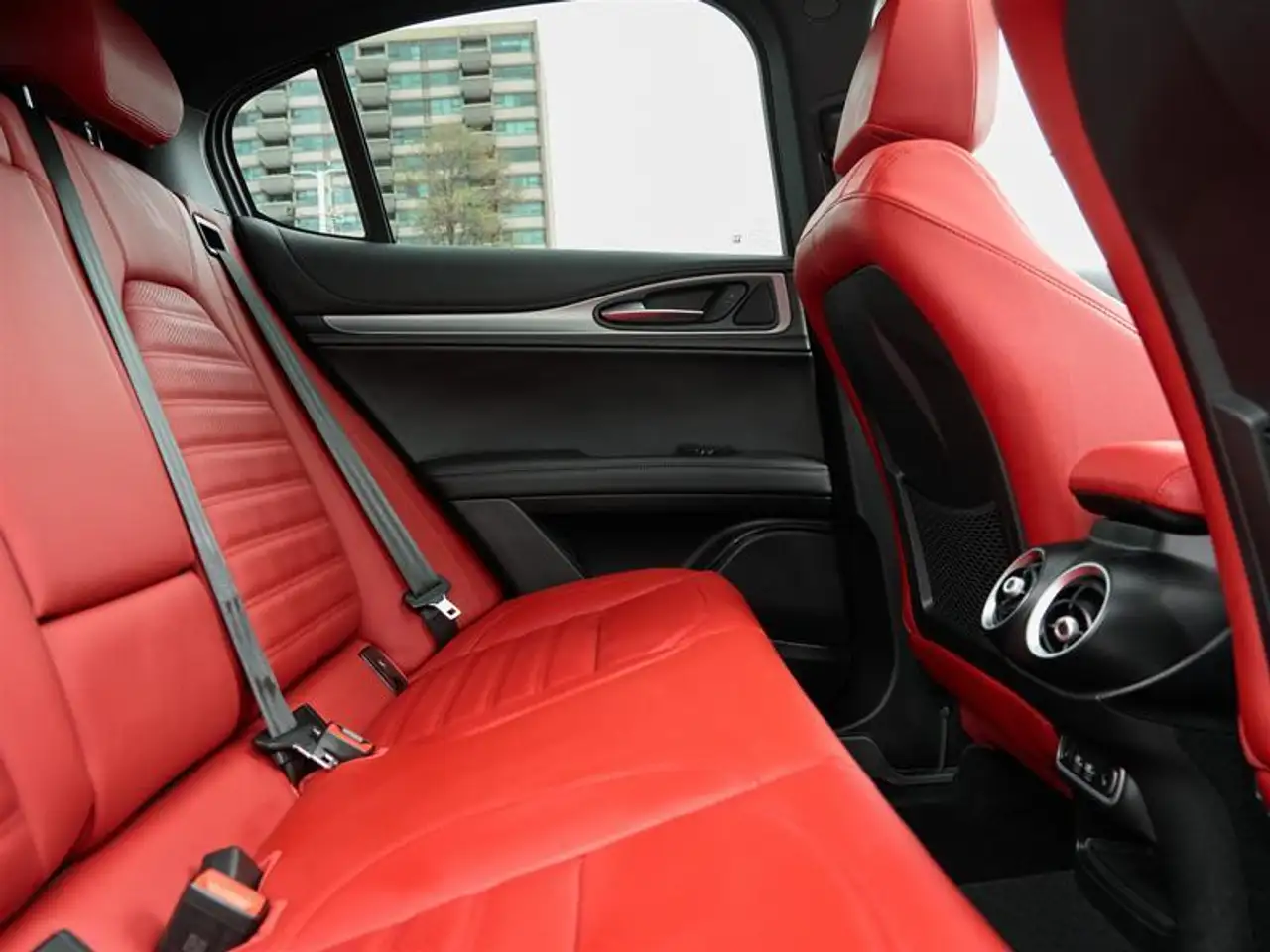 Alfa Romeo Stelvio снимка Alfa Romeo Stelvio