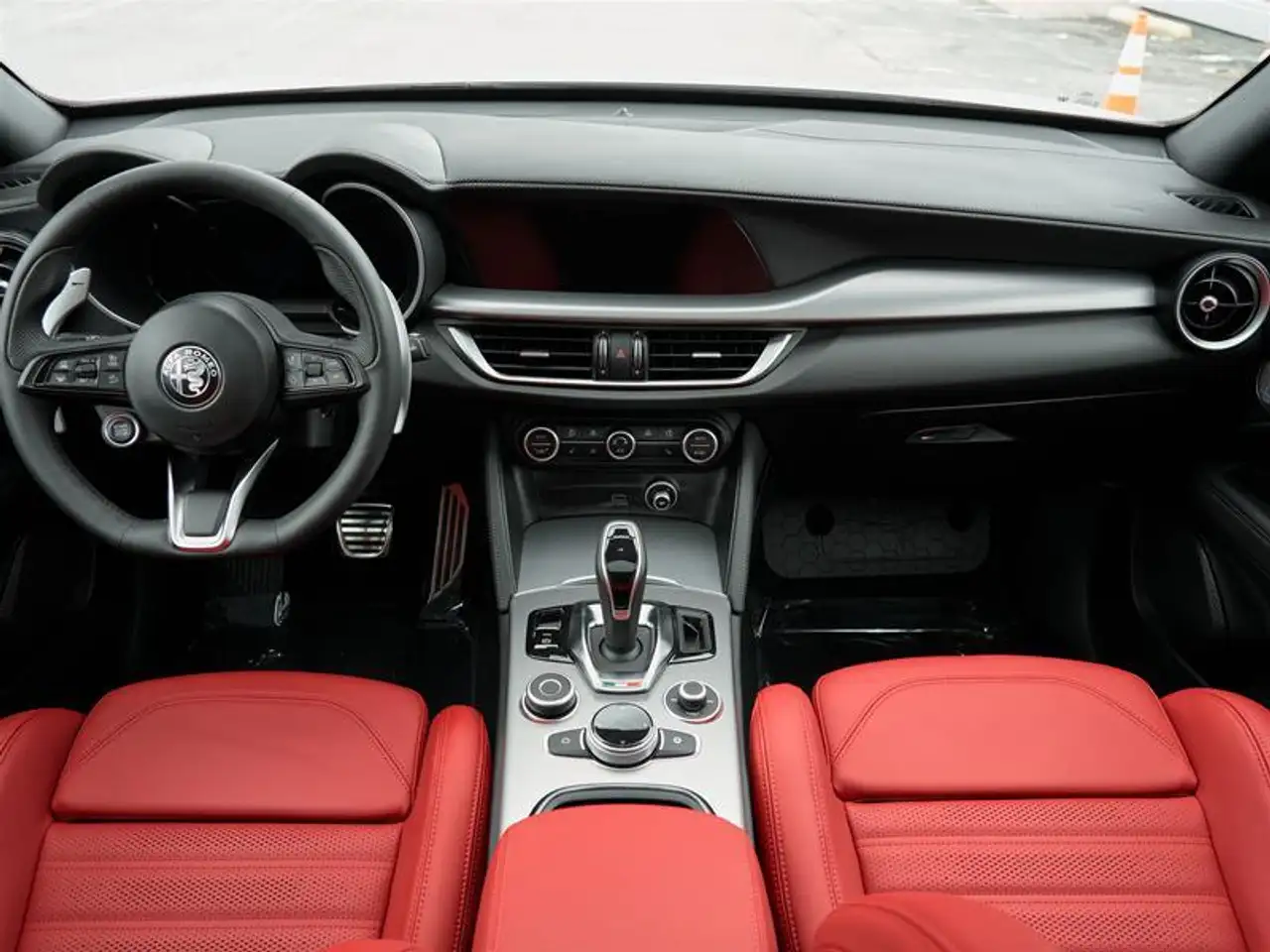 Alfa Romeo Stelvio снимка Alfa Romeo Stelvio