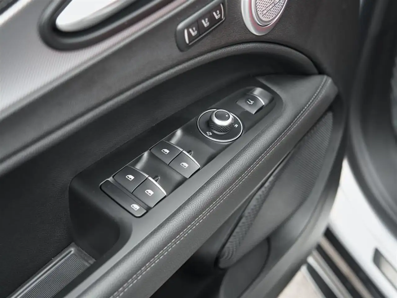 Alfa Romeo Stelvio снимка Alfa Romeo Stelvio