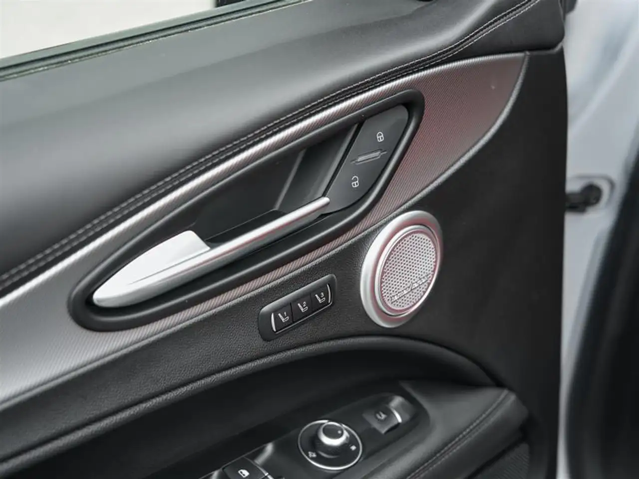 Alfa Romeo Stelvio снимка Alfa Romeo Stelvio