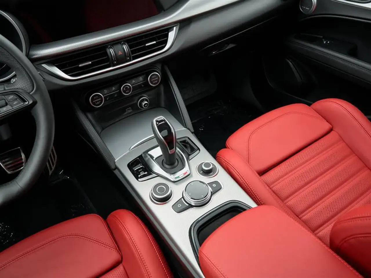 Alfa Romeo Stelvio снимка Alfa Romeo Stelvio